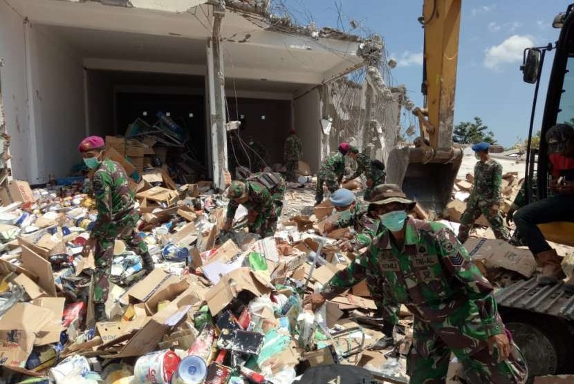 Warga Riau Kompleks RAPP Langsung Salurkan Bantuan ke Lombok